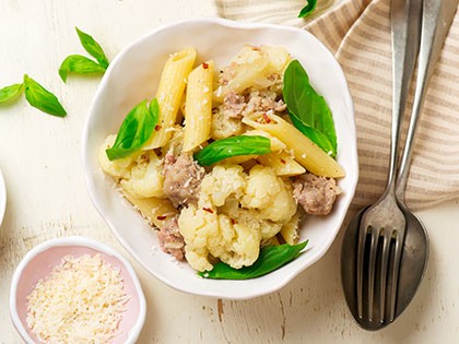 Pasta con salsicce di pollo e il cavolfiore