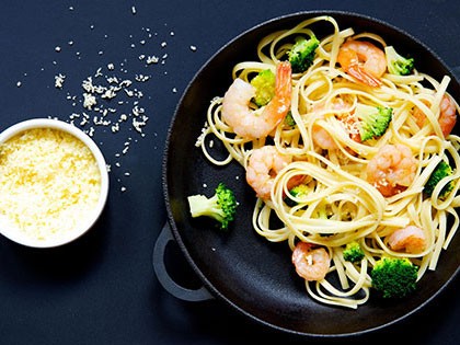 Pasta con broccoli e gamberetti profumata alla curcuma