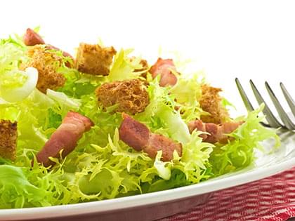 Salade de chicorée, bacon et croûtons