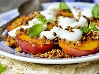 Pesche grigliate con salsa alla cannella