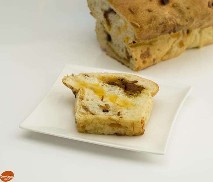 Saint-Augustin loaf with fried onions and bacon