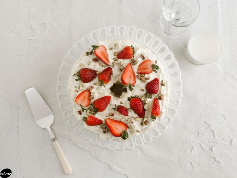 Gâteau des anges aux pistaches et aux fraises