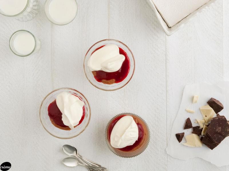 Mousse au chocolat avec coulis de framboises