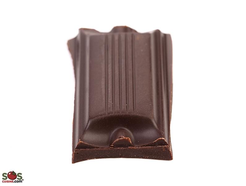 Un carré de chocolat noir