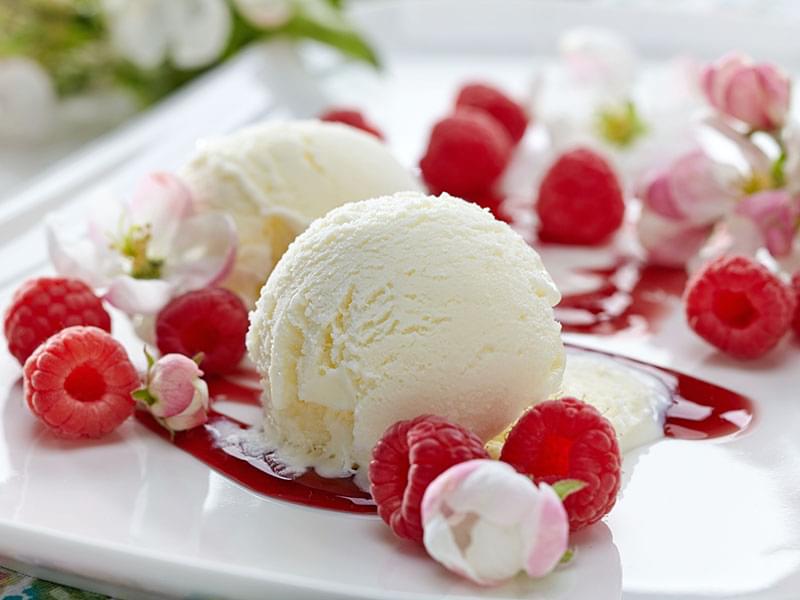 Gelato con coulis di lamponi