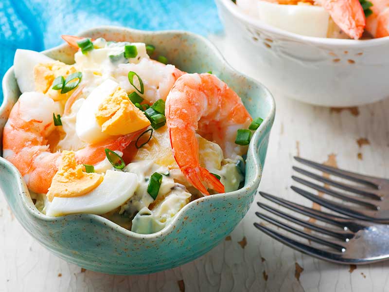 Salade de pommes de terre, oeufs et crevettes