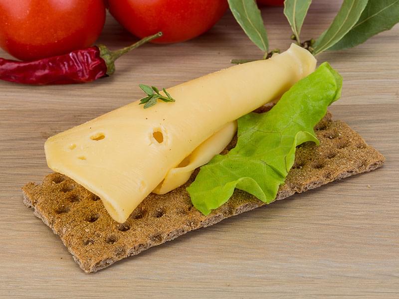 Formaggio su fetta croccante