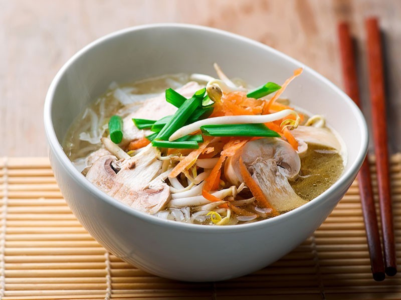 Soupe orientale au poulet et légumes