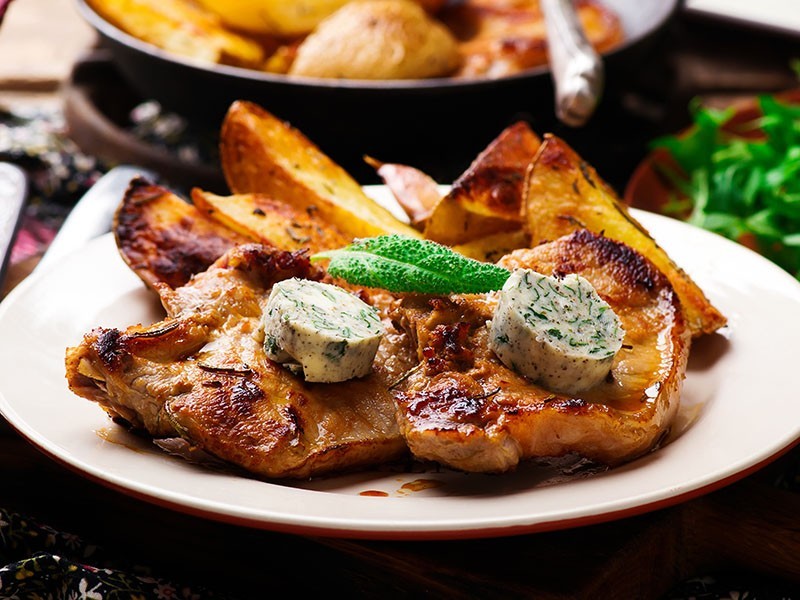 Costolette di vitello con burro alla salvia