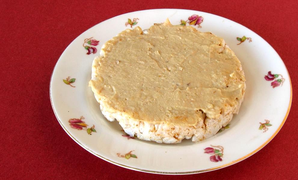 Rice cake & Hummus spread