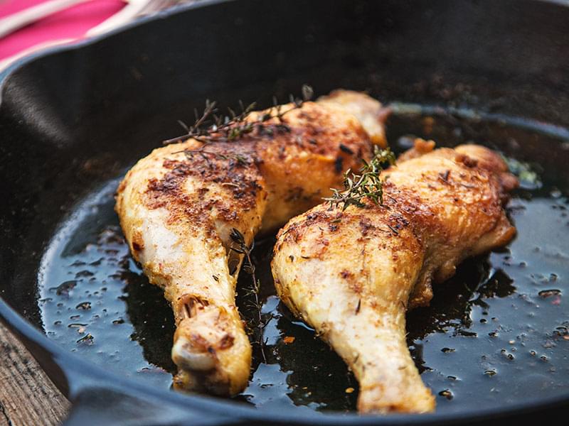 Poulet braisé aux oignons et au romarin