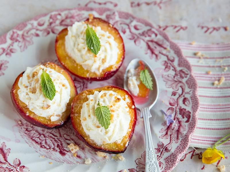 Pesche con pasta di mandorle