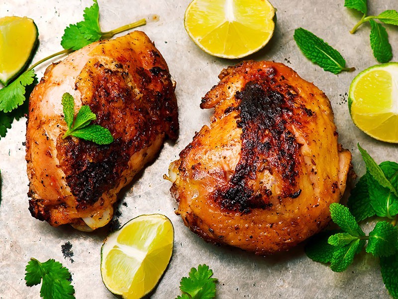 Pollo grigliato aromatizzato al cumino e al pepe nero