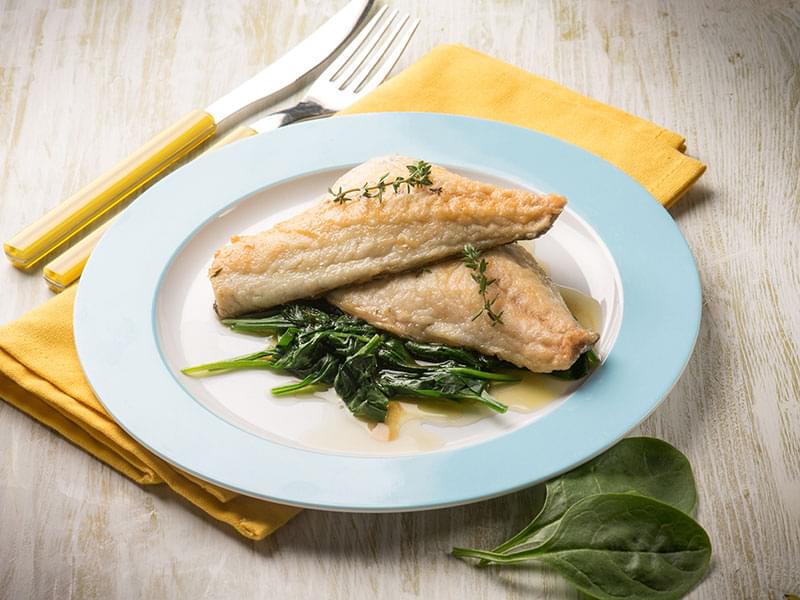 Filetto di pesce grigliato con spinaci e salsa thai