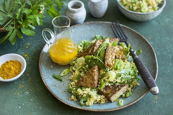 Salade de quinoa, épinards et tempeh