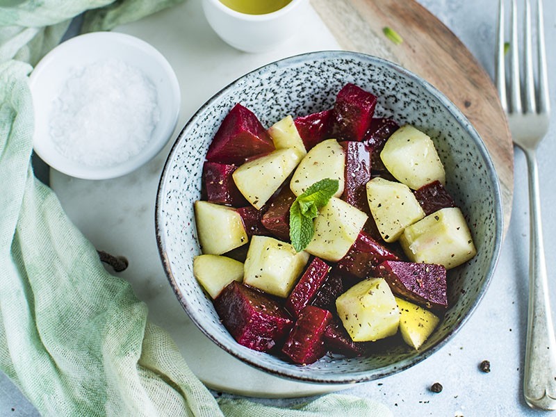 Insalata di barbabietole rosse e mele verdi