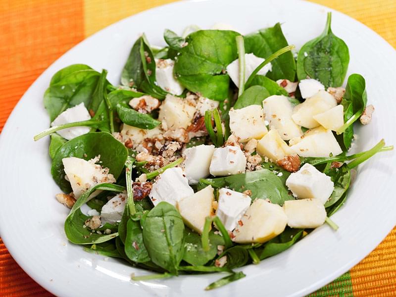 Insalata di misticanza e pere con formaggio caprino