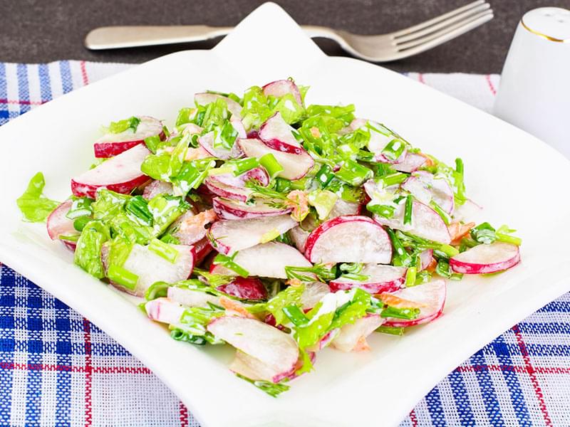 Insalata verde con ravanelli all'erba cipollina