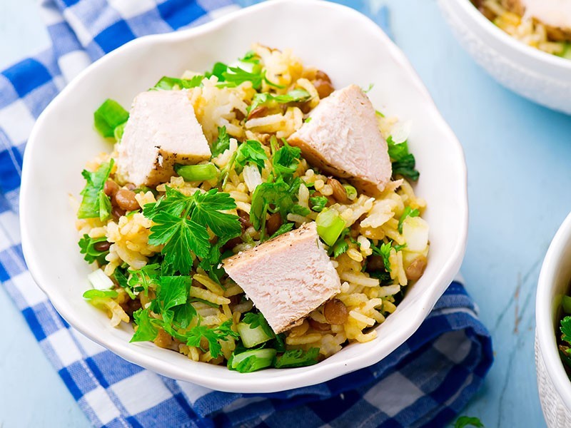 Salade de riz, poulet et lentilles aux herbes