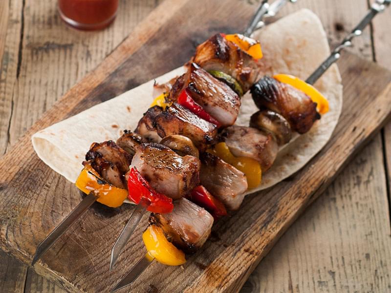 Brochettes de veau et légumes à la grecque
