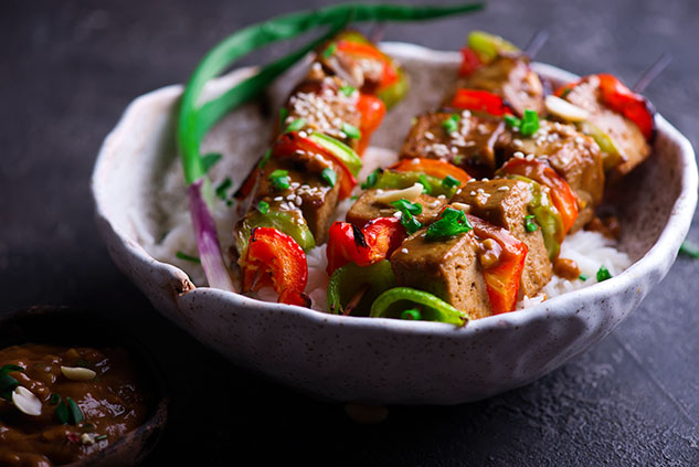 Brochettes de tofu et poivrons à la façon de Bali