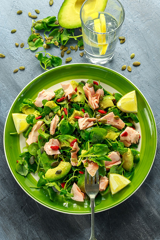 Insalata di avocado e salmone su misticanza