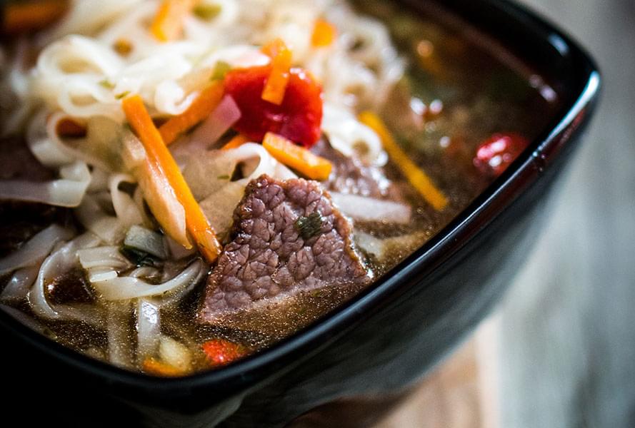 Zuppa orientale di carne e verdure