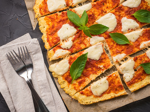 Pizza au fromage et aux tomates avec croûte de chou-fleur