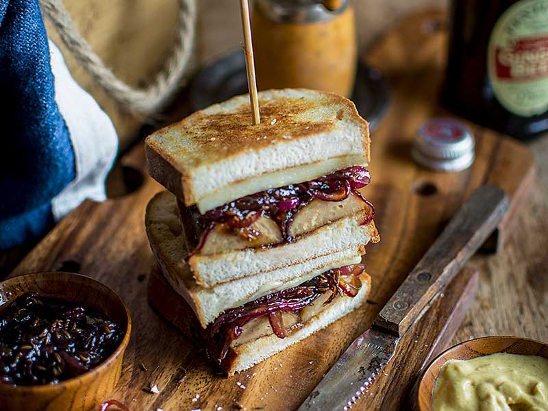Panino con wurstel e cipolle caramellate