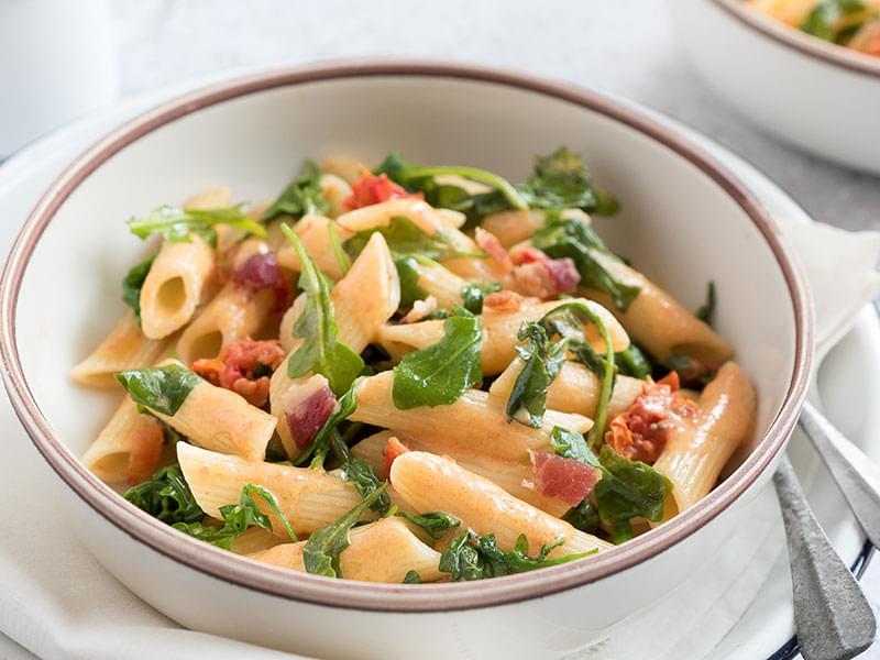Penne con pancetta, rucola e pomodorini